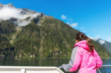 Kadın turist gemi güvertesinde Milford ses