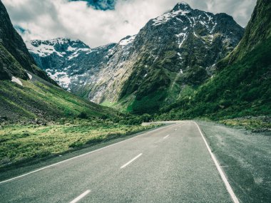 Dağ yolundan bir tepe doğa manzara ile