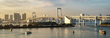 Tokyo Kulesi ve Gökkuşağı Köprüsü Japonya'da