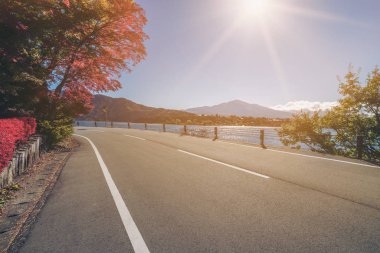 Göl ve dağ manzarası ile yol sahne