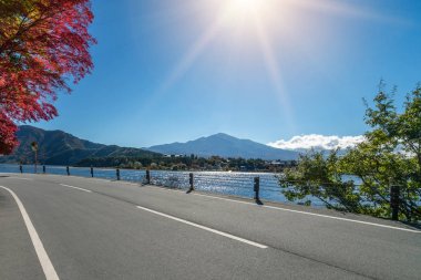Göl ve dağ manzarası ile yol sahne