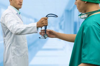 Doktor stetoskop cerrah (tavsiye veren)