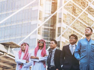 Çok kültürlü iş insanlar grubu ayakta satırda