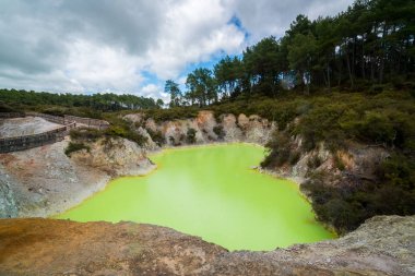 Şeytan'ın mağara Wai-O-Tapu, Rotorua havuzda.