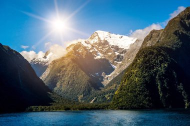 Yeni Zelanda'da göl ve dağ manzarası
