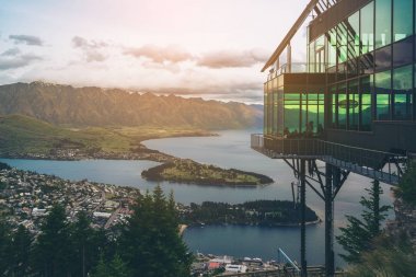 Queenstown, Yeni Zelanda panoramik görünümü.