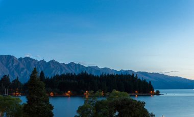 Göl ve dağ manzarası içinde Queenstown