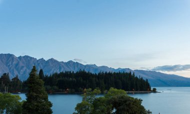 Göl ve dağ manzarası içinde Queenstown