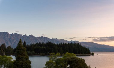 Göl ve dağ manzarası içinde Queenstown