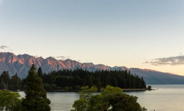 Göl ve dağ manzarası içinde Queenstown