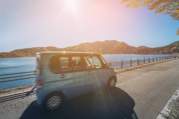 Auto Eco Guida su strada vicino al lago e montagna — Foto Stock