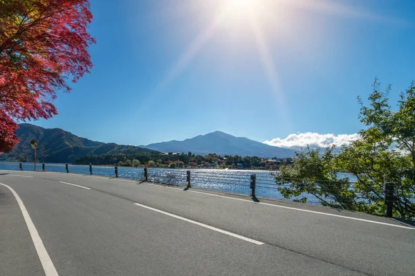 Göl ve dağ manzarası ile yol sahne