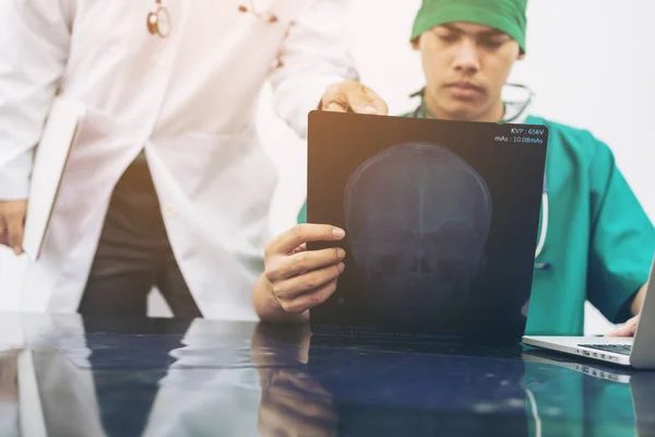 患者の頭部のレントゲン写真を見ている医師 — ストック写真