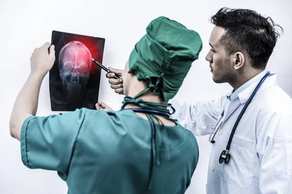 Médicos mirando la radiografía de la cabeza del paciente — Foto de Stock