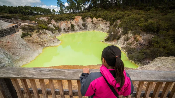 Turist på Devil's cave pool i Rotorua — Stockfoto