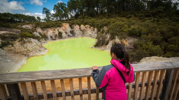 Turystycznych w basenie w jaskini diabła w Rotorua — Zdjęcie stockowe