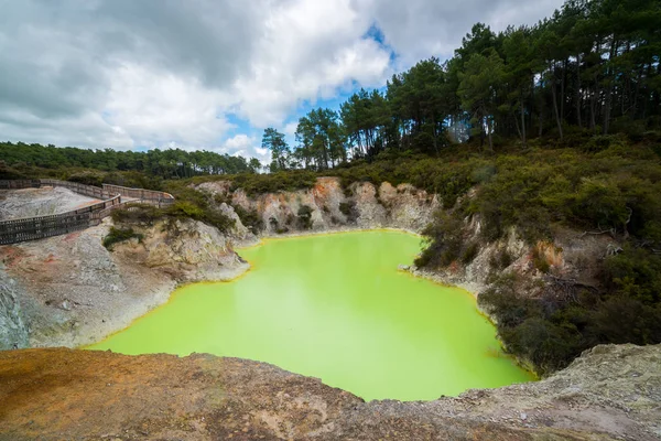 Şeytan'ın mağara Wai-O-Tapu, Rotorua havuzda.