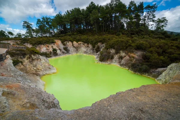 Devil's cave basen w Wai-O-Tapu, Rotorua. — Zdjęcie stockowe