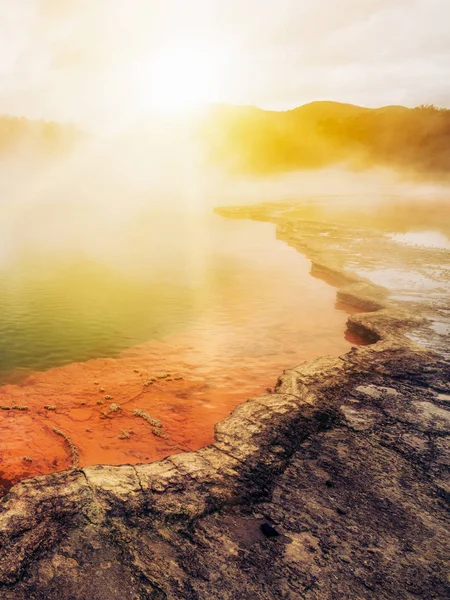 Pezsgő medence, Rotorua, Új-Zéland napkeltekor — Stock Fotó