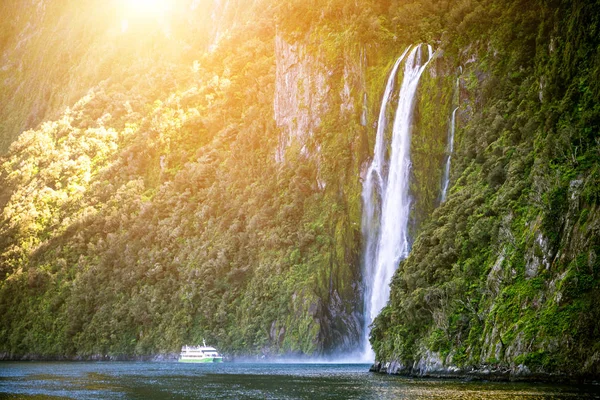 Manzaralı gemi şelaleye yaklaşıyor, Milford Sound..