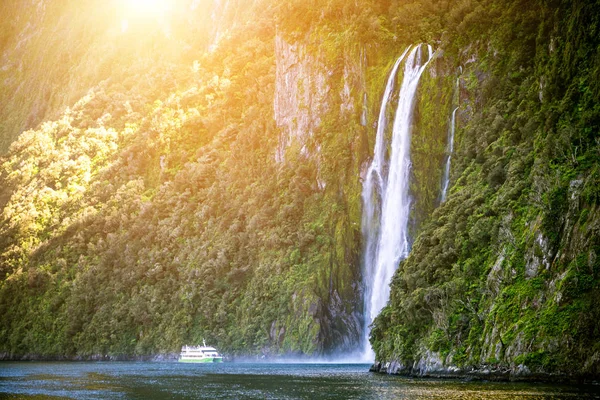 Scenic cruise approaches waterfall, Milford Sound. — Stock Photo, Image