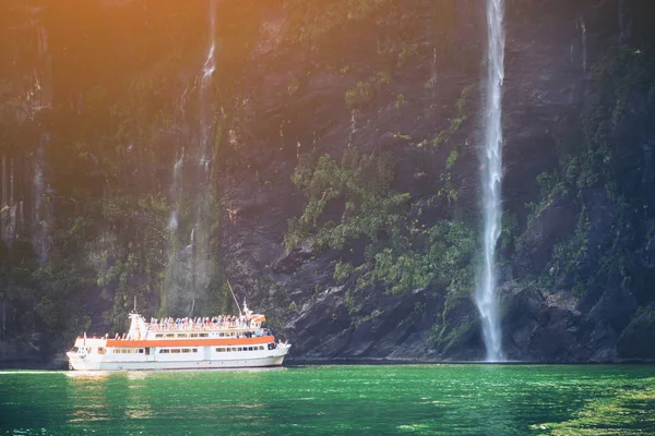 Cruzeiro panorâmico se aproxima da cachoeira, Milford Sound. — Fotografia de Stock