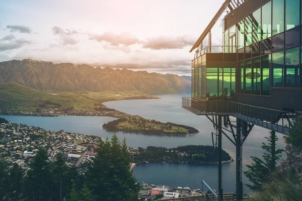 Queenstown, Yeni Zelanda panoramik görünümü.