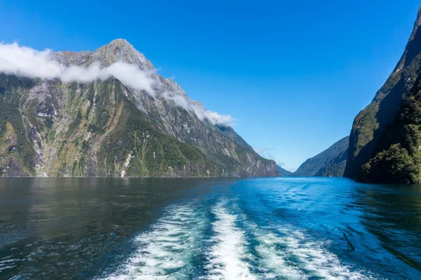 Milford Sound, Yeni Zelanda 'da feribot gezisi.