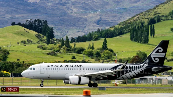 A repülőgép-Air New Zealand leveszi a repülőtérről — Stock Fotó