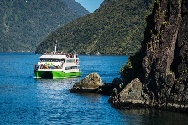 Rejsy łodzią w Milford Sound, Nowa Zelandia — Zdjęcie stockowe