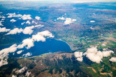 Dağ ve göl manzara havadan görünümü
