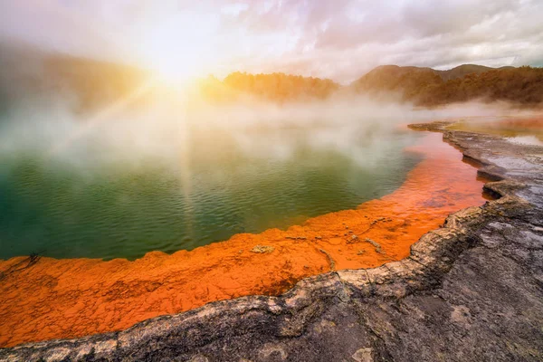 Pezsgő medence, Rotorua, Új-Zéland napkeltekor — Stock Fotó