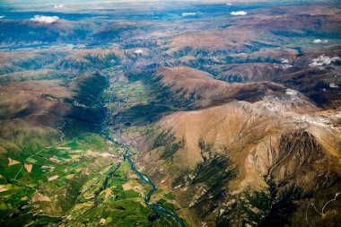 Dağ ve göl manzara havadan görünümü