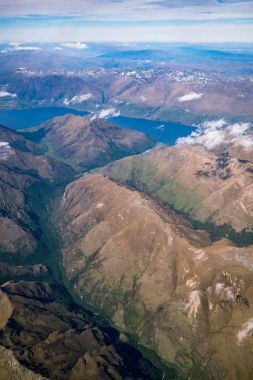 Dağ ve göl manzara havadan görünümü