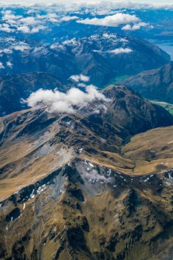 Dağ ve göl manzara havadan görünümü