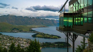 Queenstown, Yeni Zelanda panoramik görünümü.