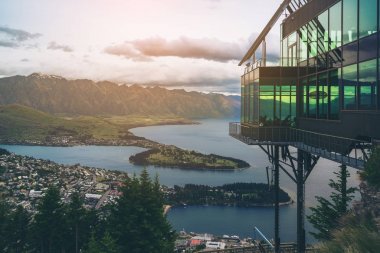 Queenstown, Yeni Zelanda panoramik görünümü.
