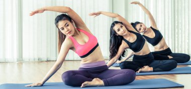 Pratik Yoga kadın fitness beden eğitimi dersinde poz