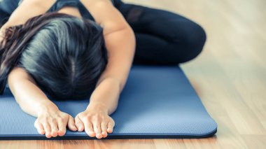 Kadın pratik yoga teşkil spor salonunda