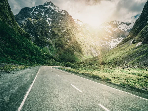 Strada di montagna su per la collina con paesaggio naturale — Foto Stock