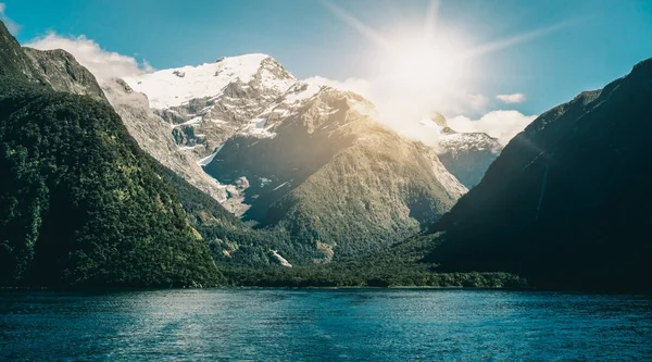 Landschap van het meer en de bergen in Nieuw-Zeeland — Stockfoto