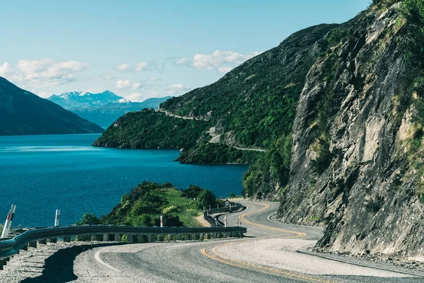 Winding Road along Mountain Cliff and Lake — Stock Photo, Image