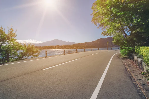 Paesaggio stradale con lago e paesaggio montano — Foto Stock