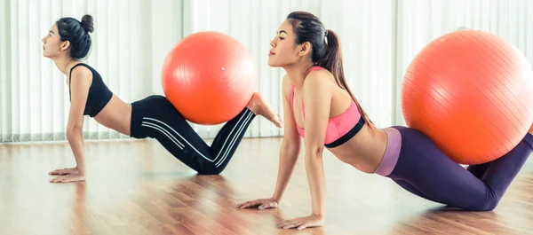 Kvinnor gör övning med fit boll i gym class — Stockfoto