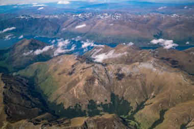 Dağ ve göl manzara havadan görünümü