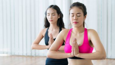 Pratik Yoga kadın fitness beden eğitimi dersinde poz