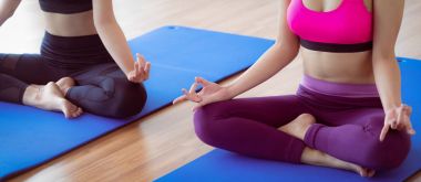 Yoga lotus yapıyor kadın fitness beden eğitimi dersinde poz