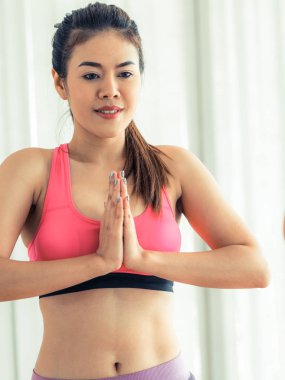 Kadın pratik yoga teşkil spor salonunda