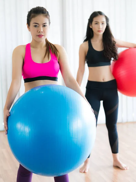 Femmes tenant le ballon de remise en forme dans la salle de gym classe de groupe — Photo