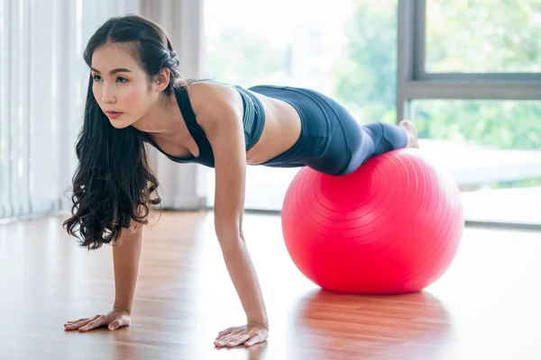 Γυναίκα κάνει ασκήσεις με μπάλα ταιριάζει στο γυμναστήριο — Φωτογραφία Αρχείου